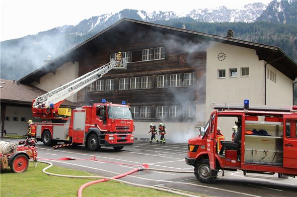 Mit der Drehleiter wurden Rettungen aus dem Schulhaus durchgeführt.