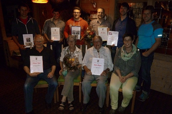 Mit der Entlassung der Armeeangehörigen wurden weitere Gemeindebürger von St. Stephan geehrt: Andreas Schletti, Matthias Bühler, Patrick Gobeli, Marc Eggen, Sandro Perren, Gemeinderat Jürg Grünenwald (hinten von links), Hanspeter Eggen, Ursi und Göpf Ginggen sowie Vizegemeindepräsidentin Käthi Rösti.