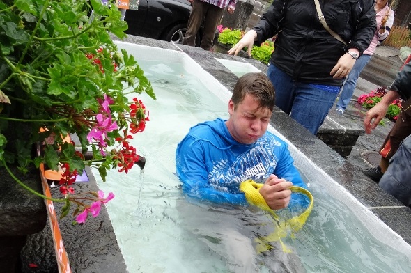 Mit der Gautschete ist Pascal Josi definitiv ein Jünger Gutenbergs geworden.