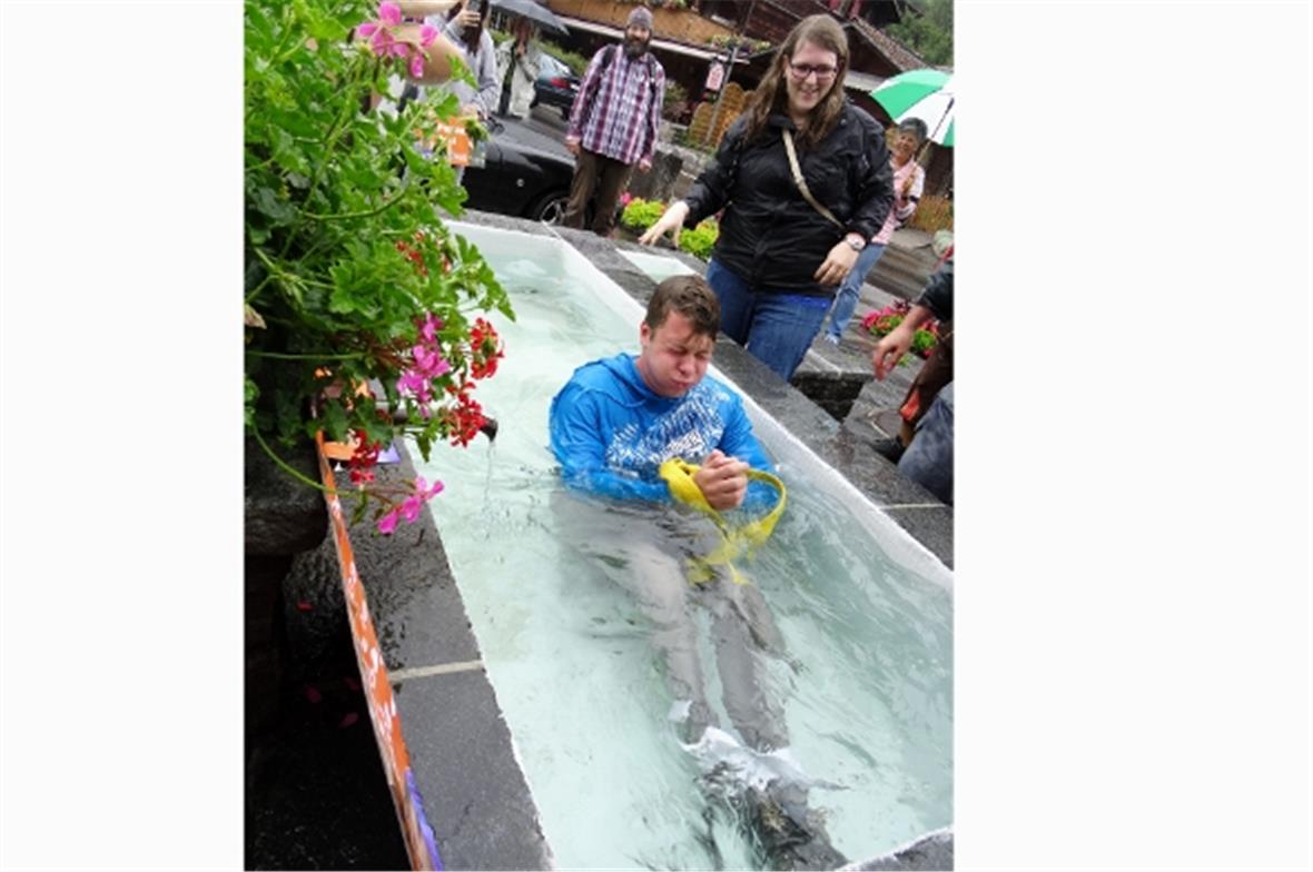 Mit der Gautschete ist Pascal Josi definitiv ein Jünger Gutenbergs geworden.