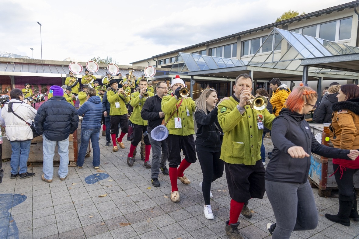 Mit der Polonaise quer über das Areal.