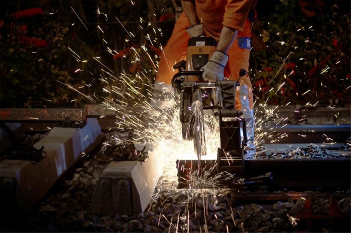 Mit der Trennung der der Schienen erfolgte das Start-Feuerwerk für die erste Etappe der Erneuerung der Bahnlinie Zweisimmen-Lenk.