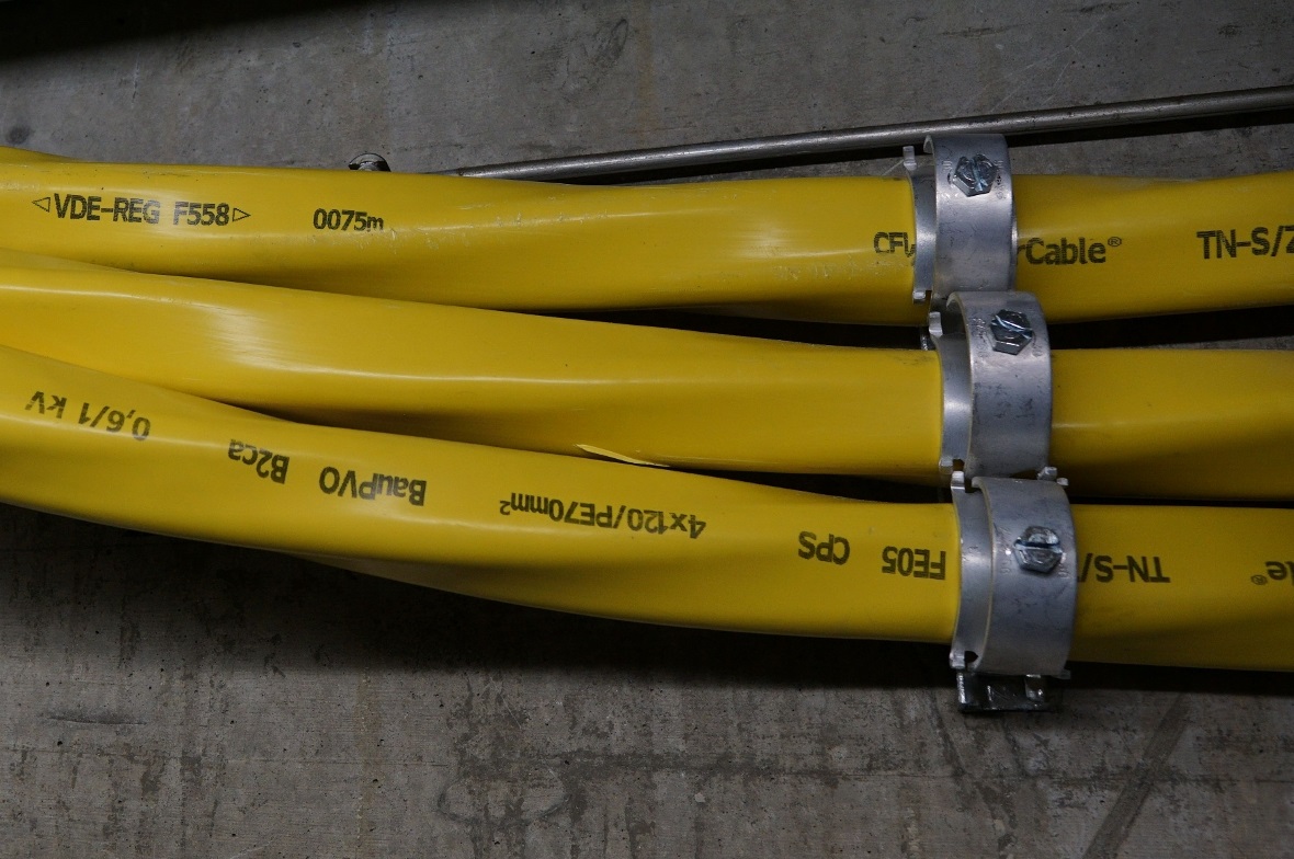 Mit der neuen Notstromanlage kamen auch viele Meter neue Kabel ins Spital Zweisi...