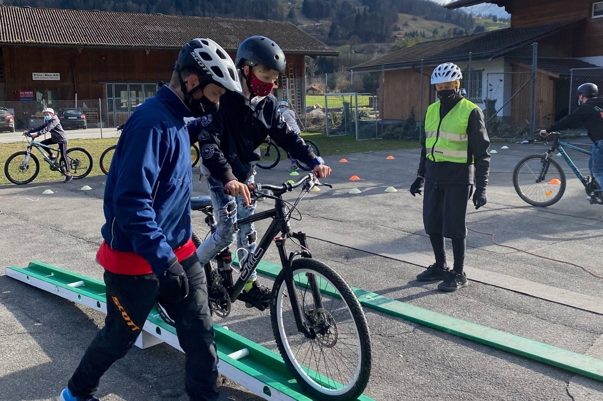 Mit der richtigen Anleitung und Hilfe konnten alle die Hindernisse überwinden.