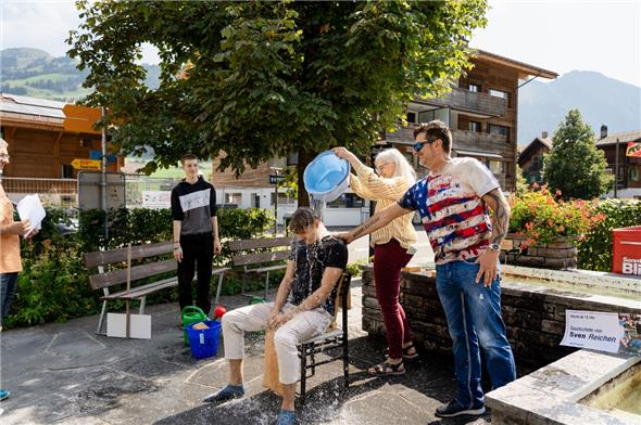 Mit der traditionellen Wassertaufe wurde Polygraf Sven Reichen von allen schlechten Gewohnheiten seiner Ausbildungszeit gereinigt und ist nun offiziell in die Druckergilde aufgenommen.