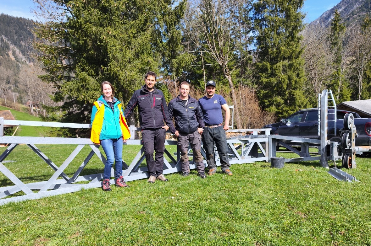 «Mit doch etwas Wehmut wurde die erste Stütze zu Fall gebracht», so Jannik Sager. Anna Kolly (CSD-Umweltbaubegleitung), Jannik Sager (Projektleiter der BDG), Marc Zumbrunnen (Rückbau Fundamente), Flavio Schopfer (Rückbau Stützen).