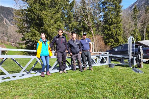 «Mit doch etwas Wehmut wurde die erste Stütze zu Fall gebracht», so Jannik Sager. Anna Kolly (CSD-Umweltbaubegleitung), Jannik Sager (Projektleiter der BDG), Marc Zumbrunnen (Rückbau Fundamente), Flavio Schopfer (Rückbau Stützen).