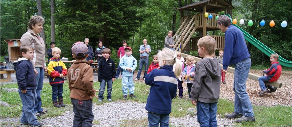 Mit einem Eröffnungstänzchen weihte die Kinderspielgruppe St.Stephan den neuen Spielplatz ein.