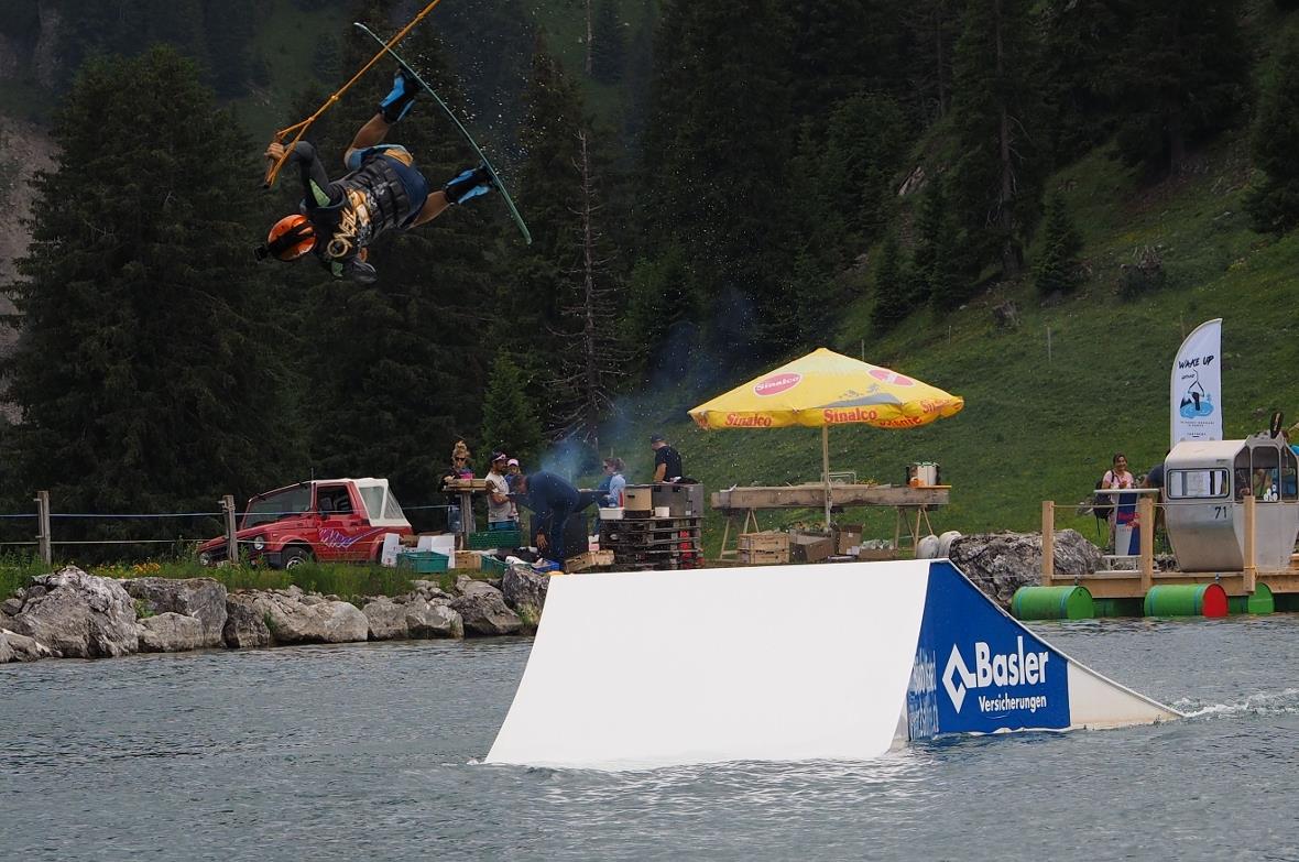 Mit einem Salto über den Kicker