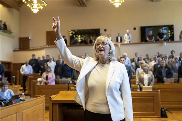 Mit einem eindrucksvollen Resultat von 157 Stimmen hatte der Grosse Rat zu Beginn der neuen Legislatur Anne Speiser (SVP/Zweisimmen) zur Präsidentin gewählt. Damit hat sie für ein Jahr das Amt der «höchsten Bernerin» übernommen.