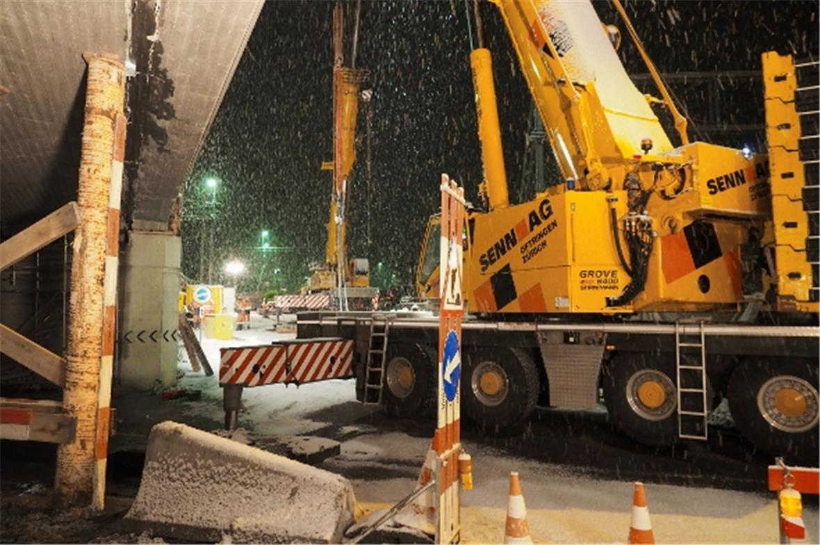Mit einem grossen Kran wird die Brücke aus der Verankerung gehoben.