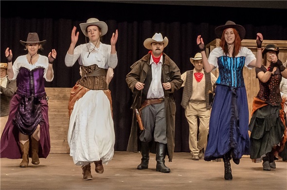 Mit einem schwungvollen Linedance beendeten die 17 Schauspielenden der Lengger Spil Lüt ihre Premiere der Westernkomödie «Wanted» in der Mehrzweckhalle Lenk.