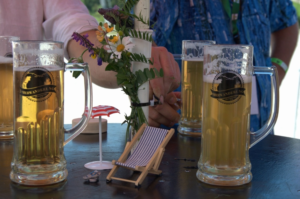 Gekühlter Hopfen und Malz in Flüssigform löschte den Durst Mit einem selbst angefertigten, liebevoll dekorierten Bartisch mit Sonnenschirm machten sich einige Bierwanderer auf die «grosse Reise».