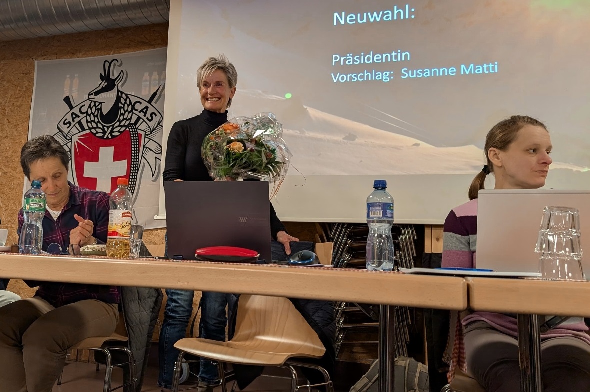 Mit einer Frauen-Doppelspitze geht die SAC Sektion Wildhorn in die Zukunft: Susanne Matti (Mitte) als Präsidentin und Yvette Richter als Vizepräsidentin.