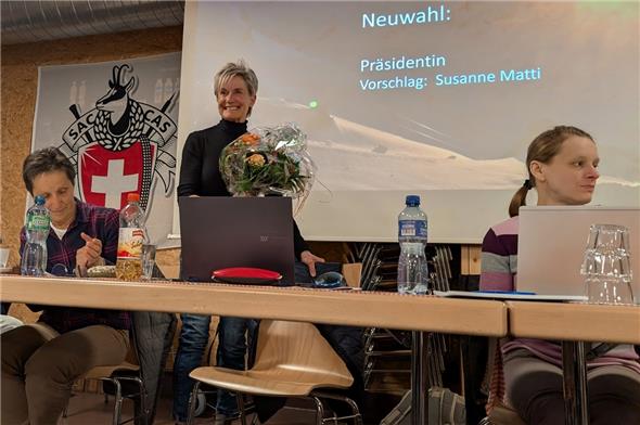 Mit einer Frauen-Doppelspitze geht die SAC Sektion Wildhorn in die Zukunft: Susanne Matti (Mitte) als Präsidentin und Yvette Richter als Vizepräsidentin.