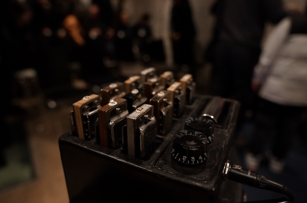 Mit einer beachtlichen Sammlung an Mundharmonikas trat Amaury Faivre in Zweisimmen auf.