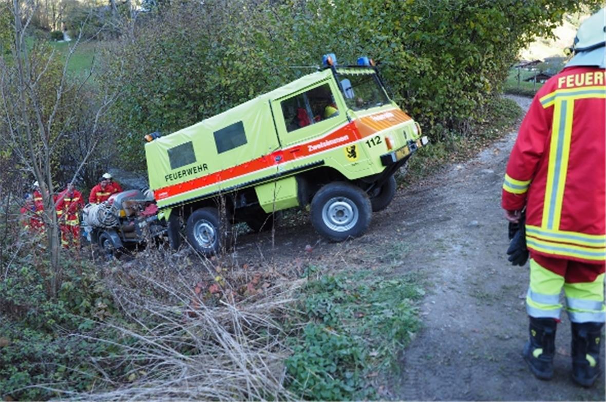 Mit geländegängigen Fahrzeugen wird die Motorspritze wieder heimgebracht.