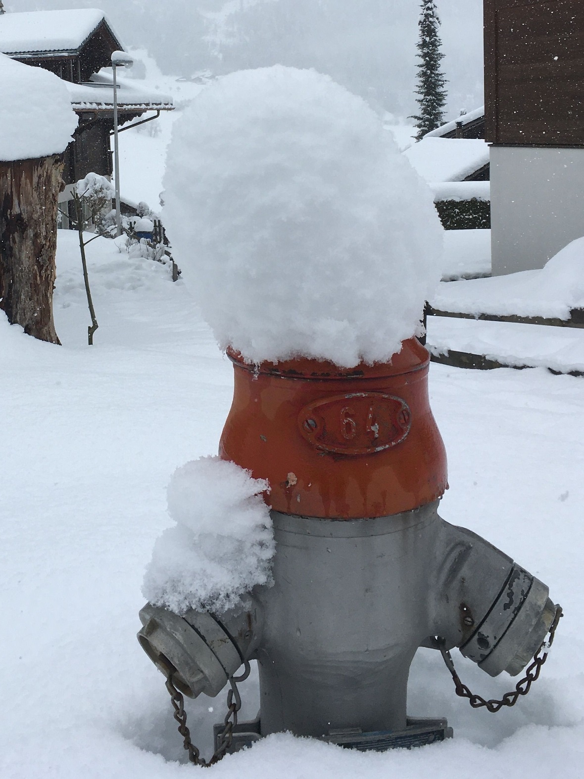 Mit gewagten Schneehauben machte der Winter noch einmal Station in Zweisimmen.