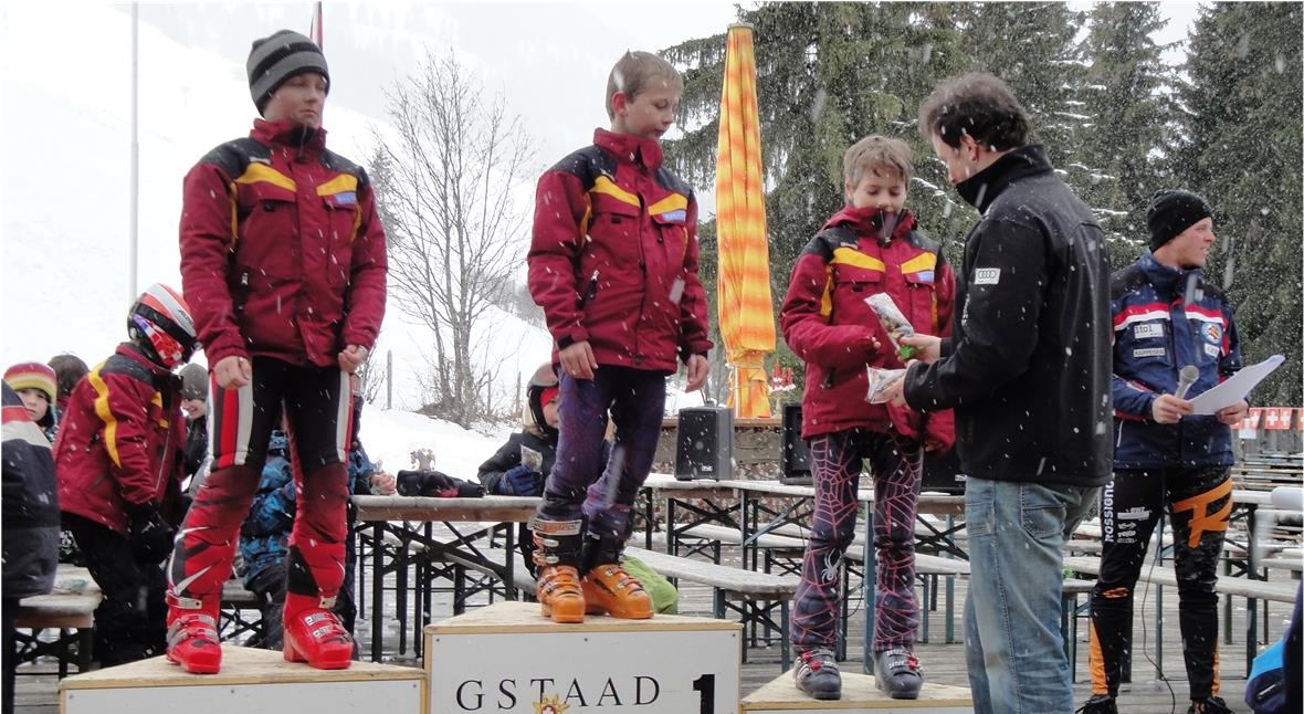 Mit grossem Stolz nehmen die Kinder die Preise von unserem Olympioniken entgegen.