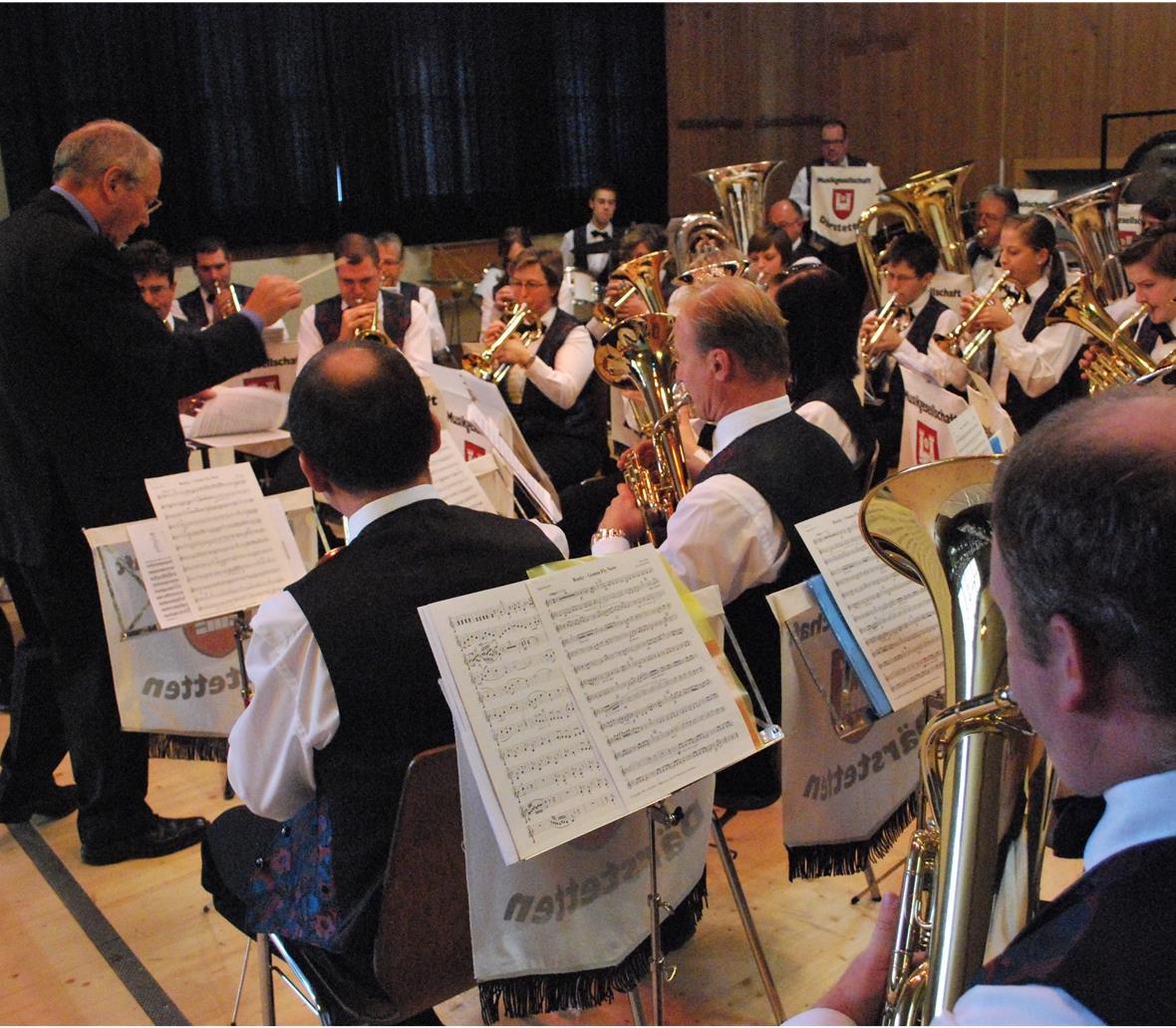 Mit grosser Begeisterung musizierte die MG Därstetten unter der Leitung von Beat Siegenthaler. Eine reichhaltige, zugleich gut verdauliche Vorspeise für Ohren und Gemüt serviert…