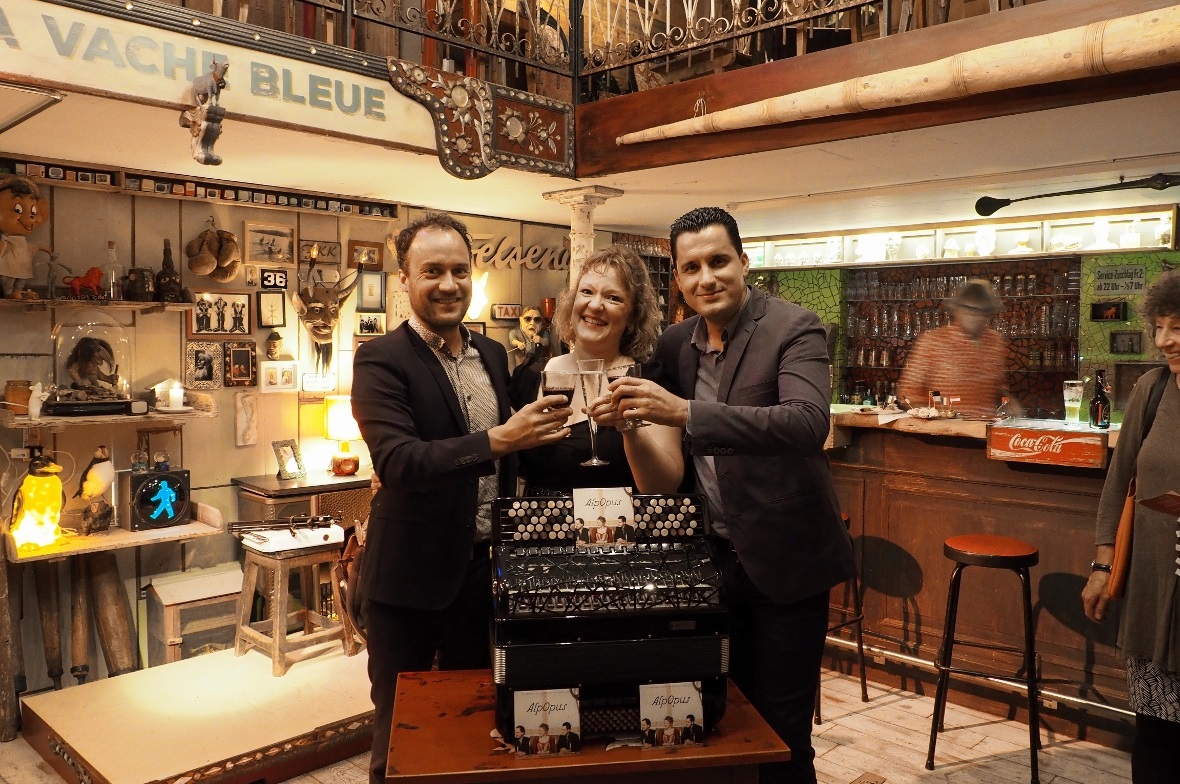 Mit grosser Freude stellten Tobias König, Beatrice Villiger und Gyorgi Spasov ihre erste Alp Opus-CD vor und gaben ein Konzert im kleinen Rahmen.
