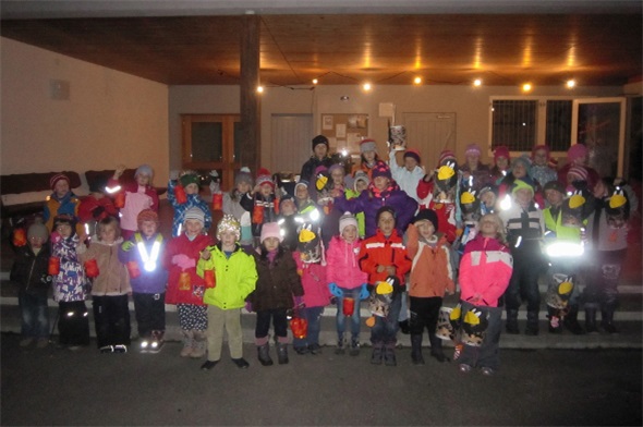 Mit grosser Freude wurden die Laternenkerzen angezündet.