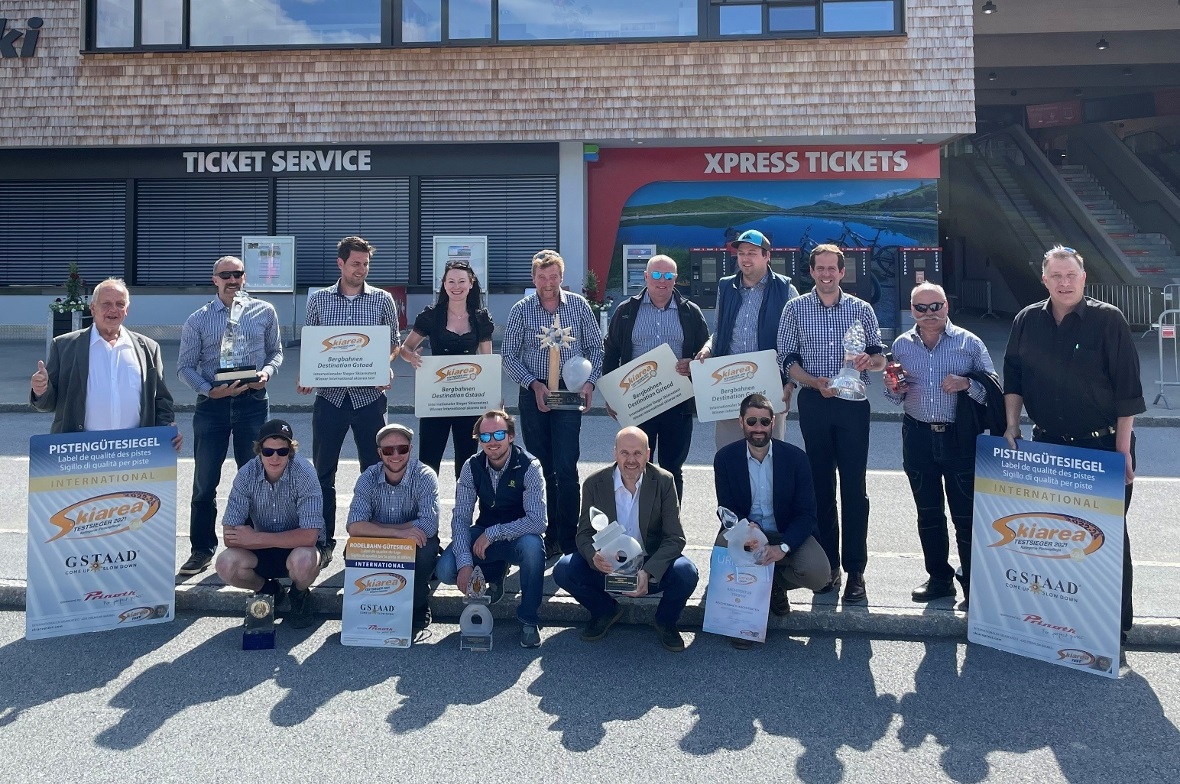 Mit grosser Mannschaft in Kitzbühel – so viele Preise konnte die BDG AG beim Internationalen Skiareatest abräumen. Angeführt wurde die Delegation von Verwaltungsratspräsidenten Heinz Brand (ganz links).