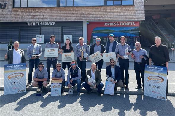 Mit grosser Mannschaft in Kitzbühel – so viele Preise konnte die BDG AG beim Internationalen Skiareatest abräumen. Angeführt wurde die Delegation von Verwaltungsratspräsidenten Heinz Brand (ganz links).