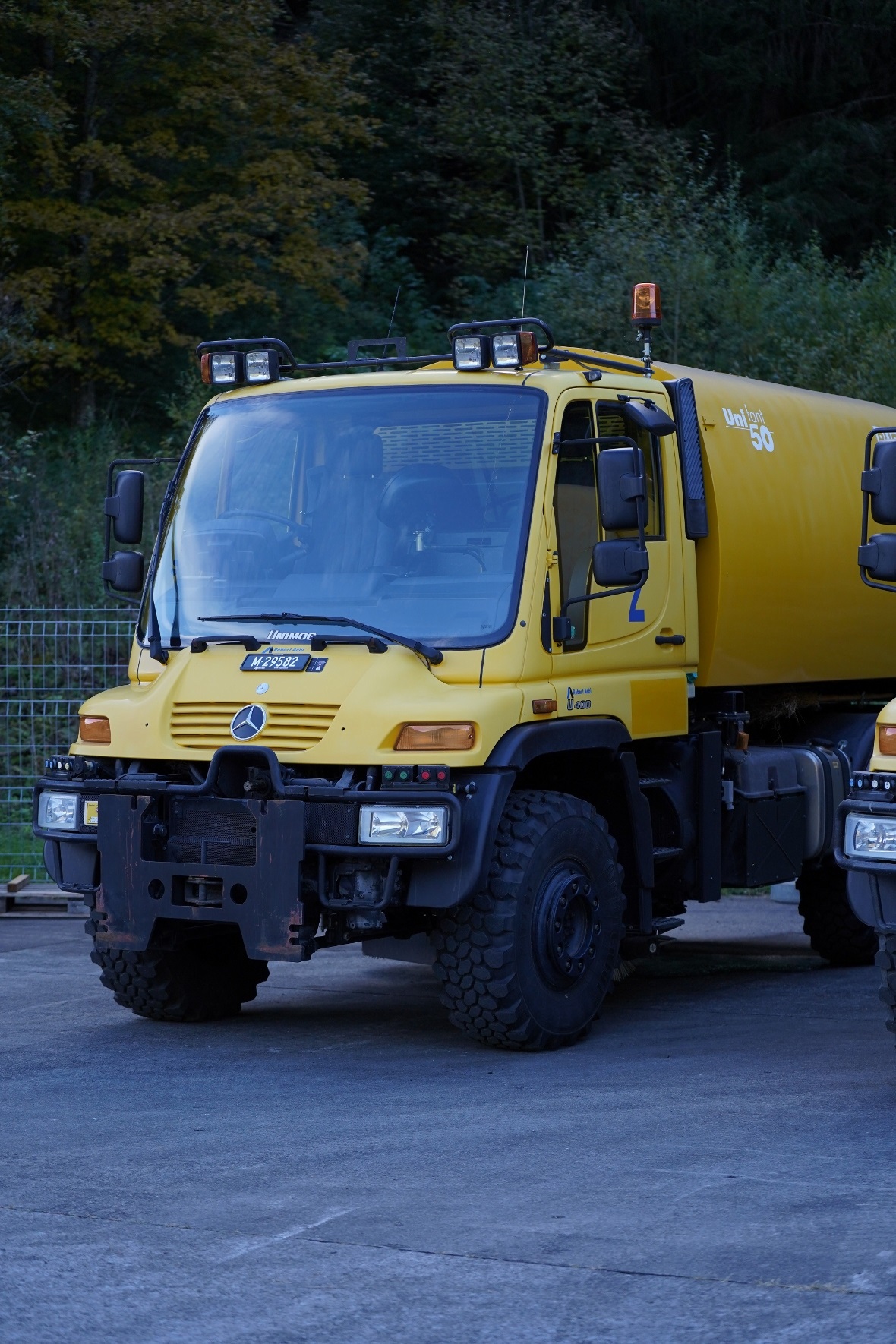 Mit mehreren Putzfahrzeugen wurden Rollwege und Startbahn für die Jets vorbereit...