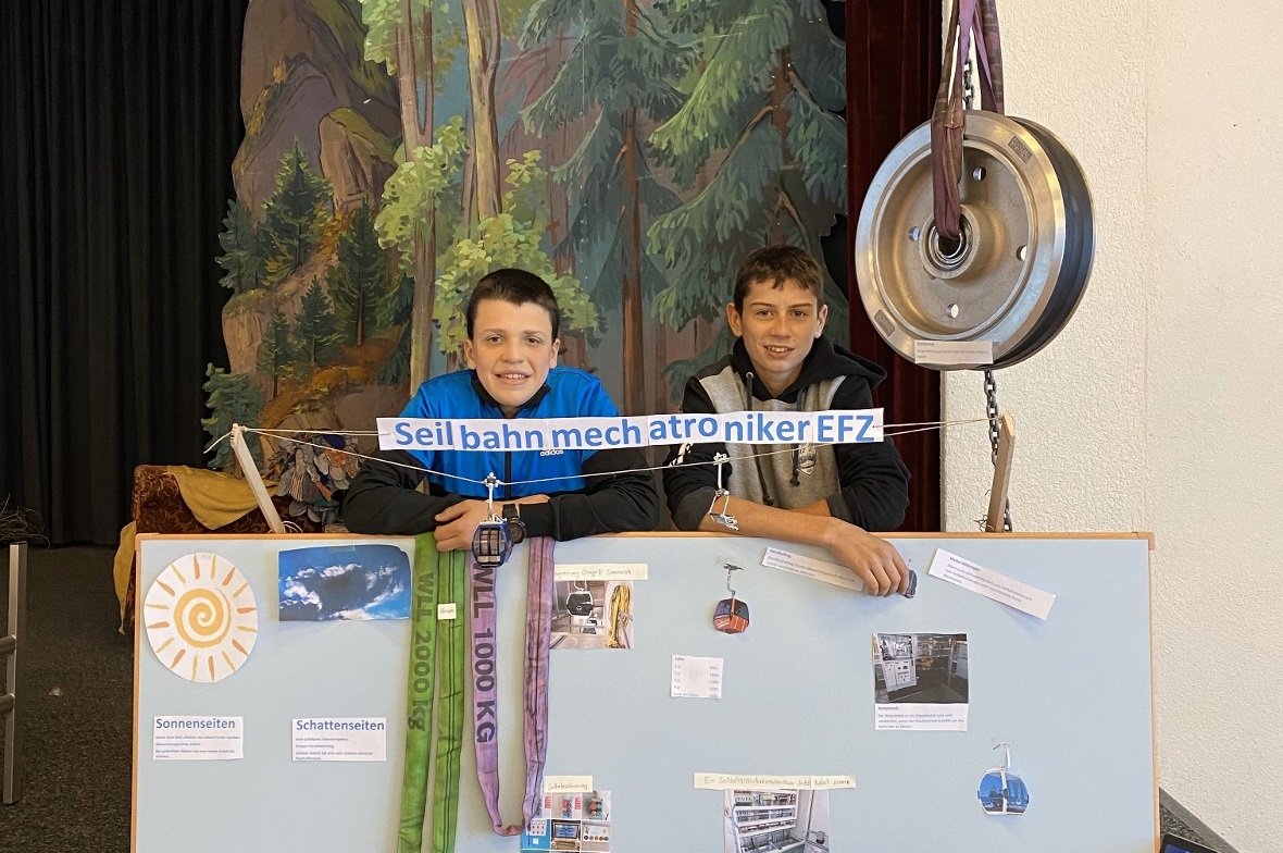 Mit viel Fantasie und Begeisterung wurde den Mitschülern und Lehrern an den Berufsständen über die Berufserkundungswoche berichtet.