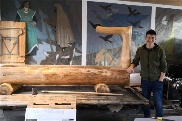 Mit viel Herzblut wurde aus verschiedenen Hölzern ein stabiler Brunner erschaffen.