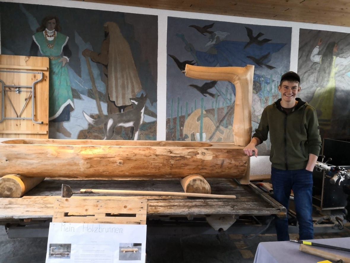 Mit viel Herzblut wurde aus verschiedenen Hölzern ein stabiler Brunner erschaffe...