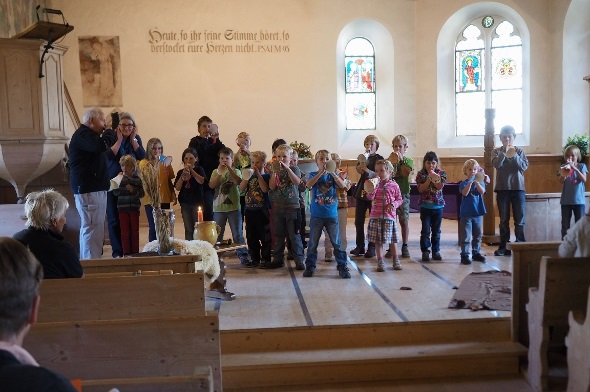 Mit viel Lärm schafft es Gideon die Midianiter zu verjagen. Beim Abschluss halfen alle Kinder mit und bliesen kräftig in die selbst gebastelten Hörner.