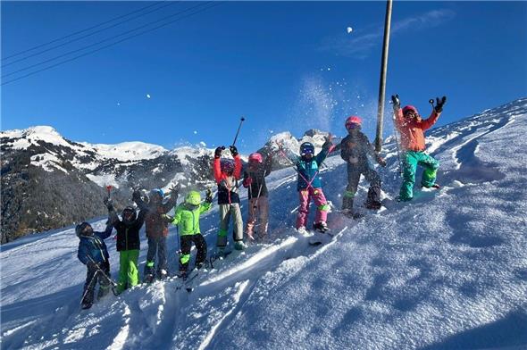 Mit viel Spass im Schnee: die Kinder der Schule Zweisimmen in der Skiwoche.