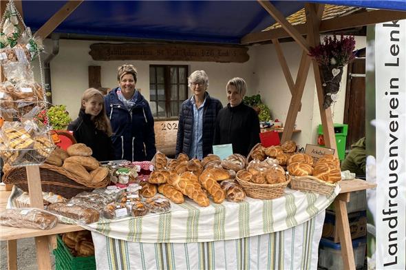 Mit vielfältigem Angebot und bester Laune : Die Frauen des Landfrauenvereins Lenk.