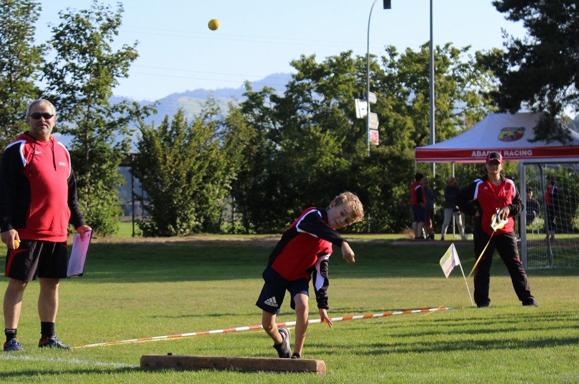 Mit vollem Einsatz: Ballweitwurf.