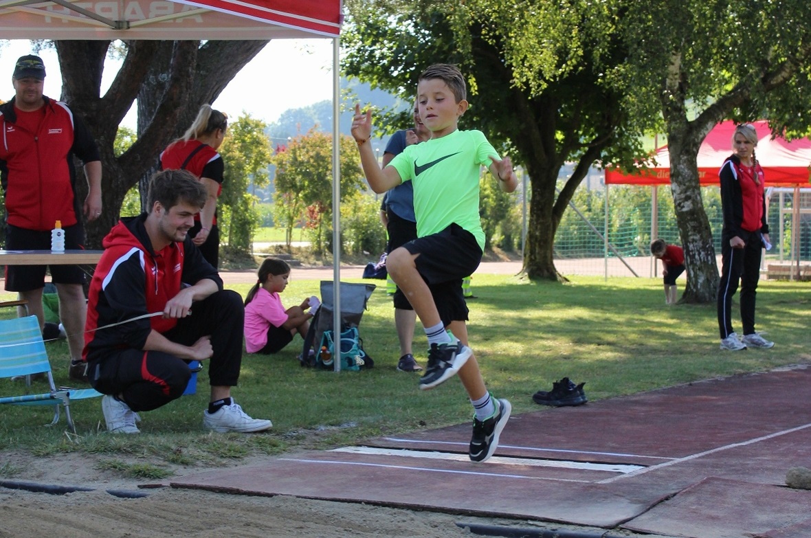 Mit vollem Einsatz beim Weitsprung.