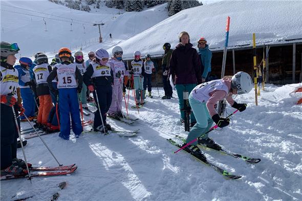 Mit vollem Einsatz stürzten sich die Schülerinnen und Schüler vom Start auf die Piste.