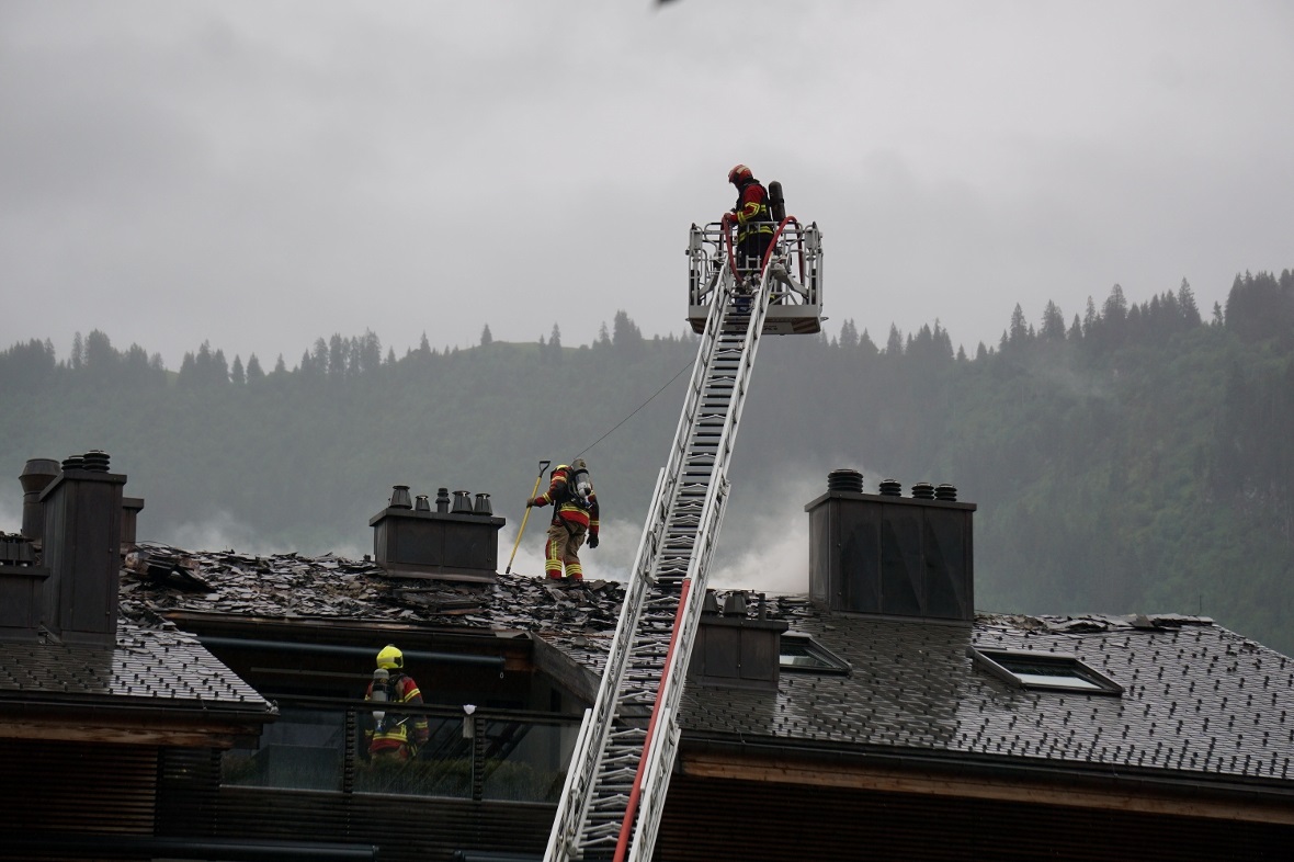 Mit zwei Drehleitern waren mehrere Feuerwehren im Einsatz. Hier auf dem Dach des...