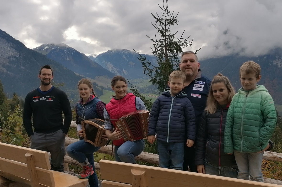 Mit zwei Schwingerkönigen auf dem Schwingerweg hoch über dem Diemtigtal unterweg...