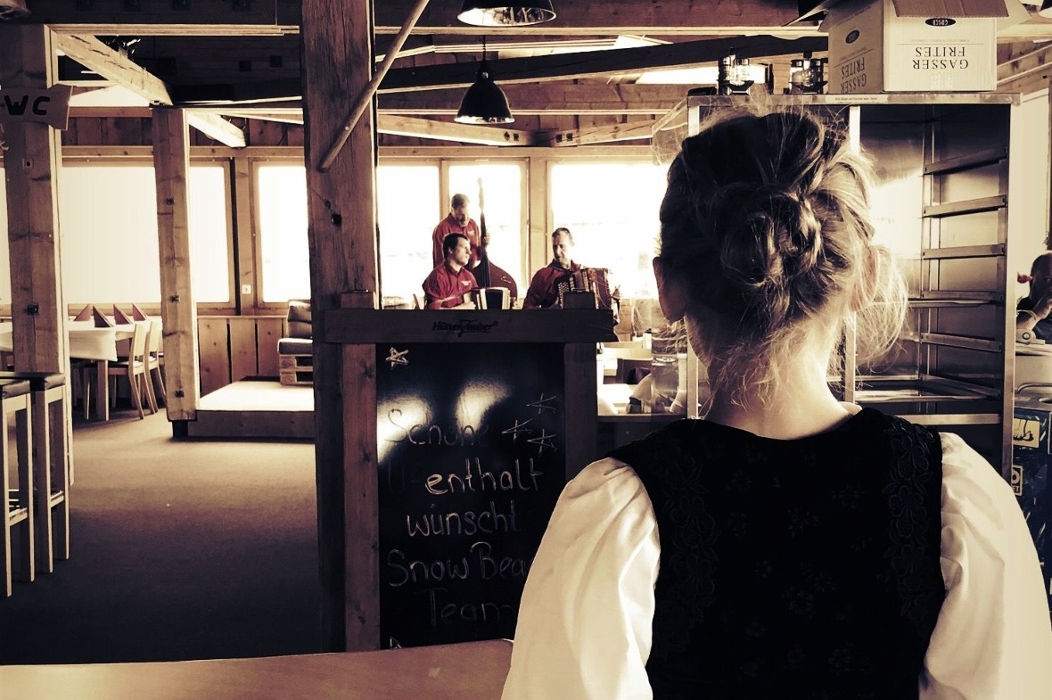 Mit zwei Schwyzerörgeli und einer Bassgeige erwartete das Trio Zeller am Osterso...