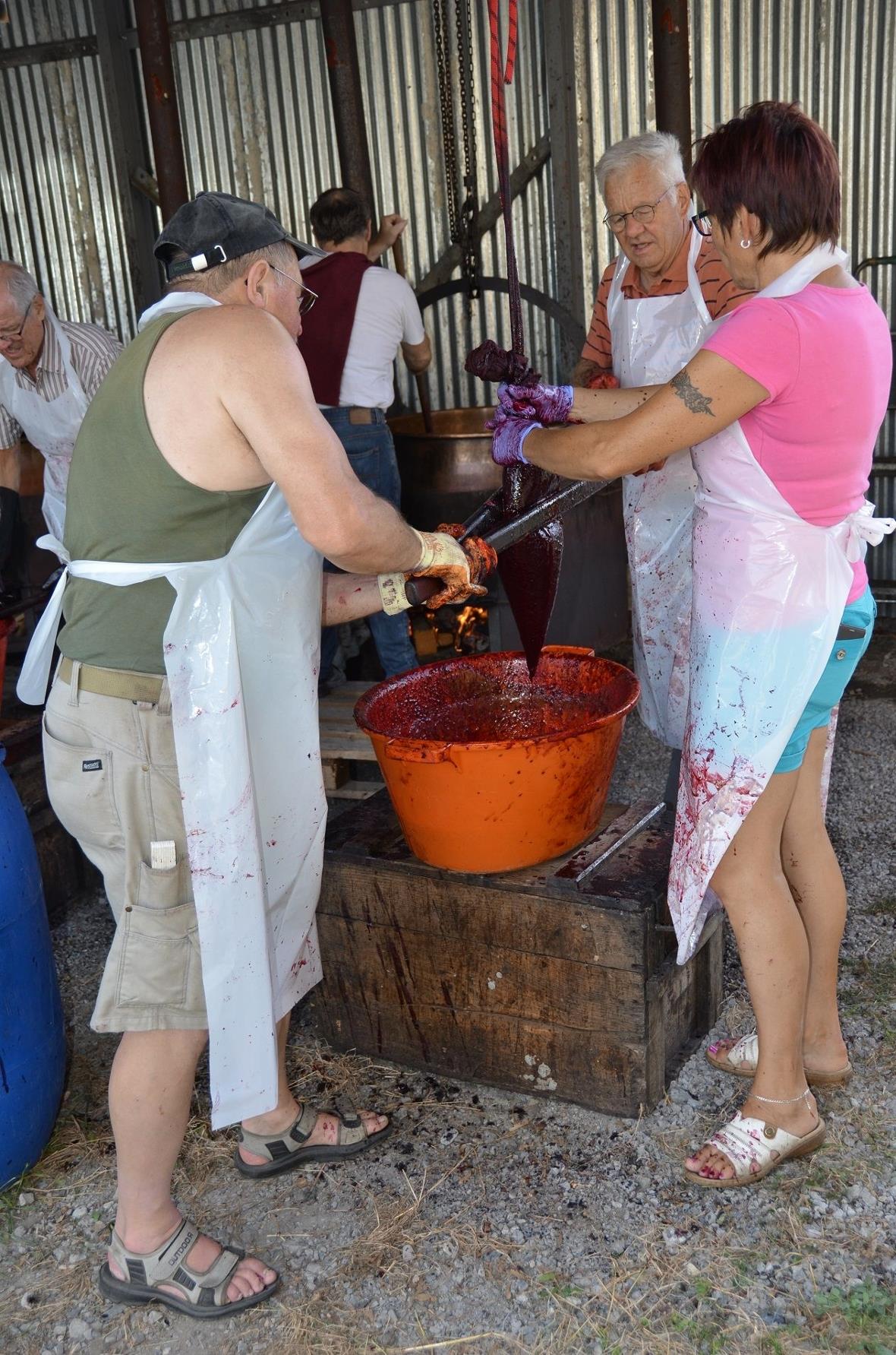 Mit zwei Stöcken wird die Masse durch ein spezielles Käsetuch gestrichen (ausgep...