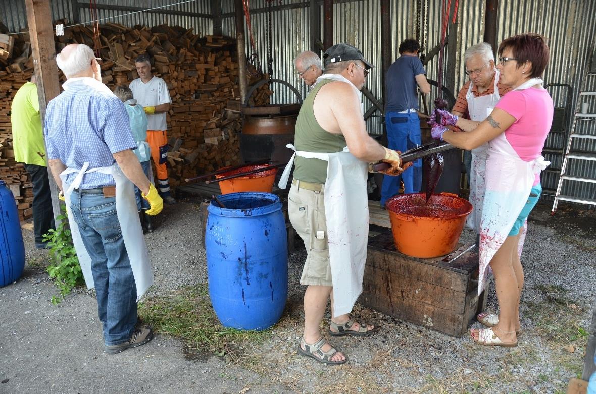 Mit zwei Stöcken wird die Masse durch ein spezielles Käsetuch gestrichen (ausgep...