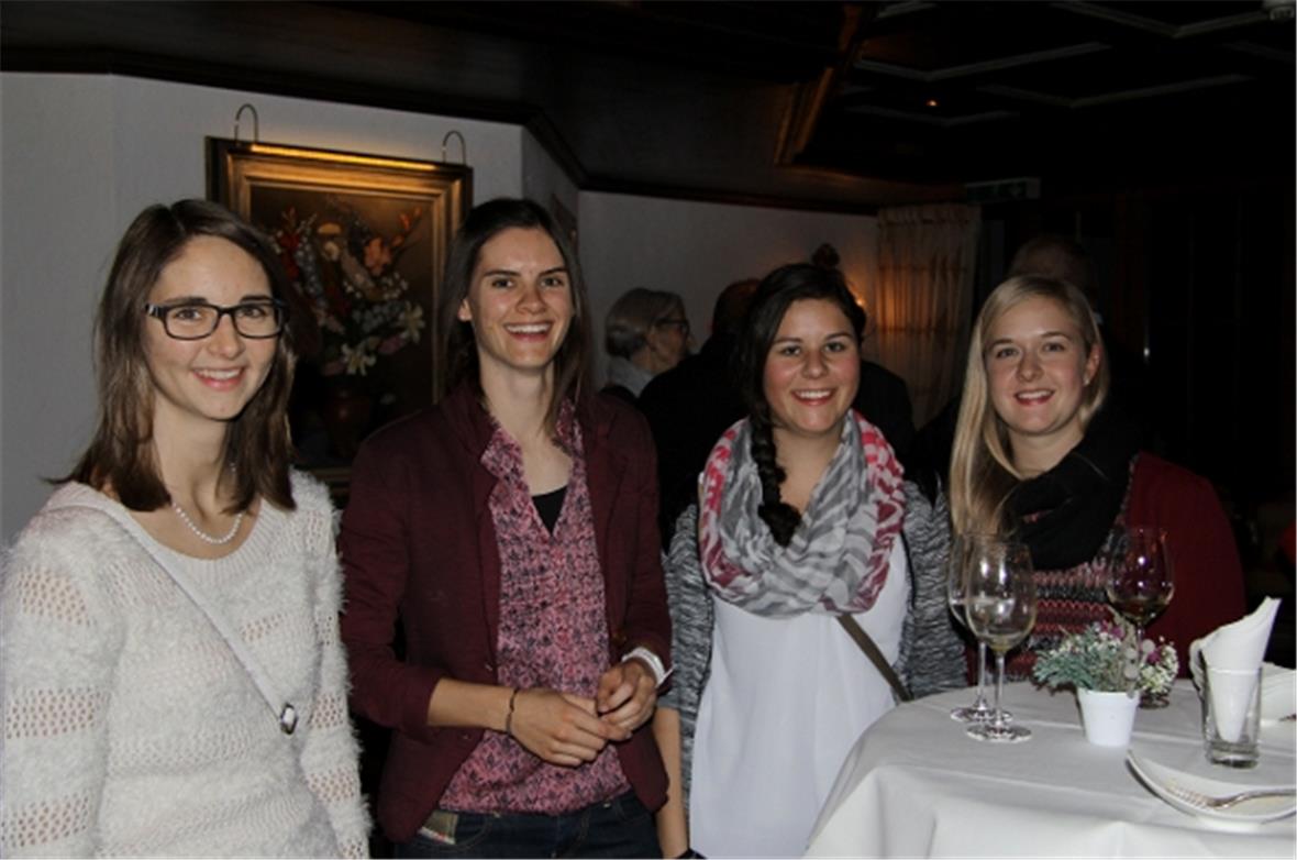 Mitarbeiterinnen und Lehrlinge der T&R Oberland AG von allen drei Standorten Gst...