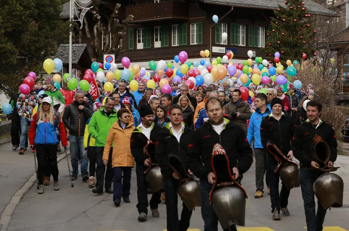 Mitglieder des Treichlerklubs Strubelgruss Lenk führten die Juskila-Familie mit Ehrengästen beim Eröffnungsumzug an.