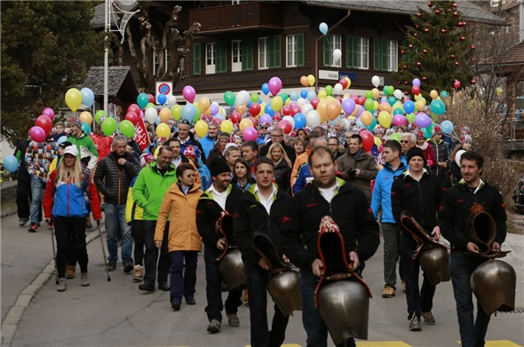 Mitglieder des Treichlerklubs Strubelgruss Lenk führten die Juskila-Familie mit Ehrengästen beim Eröffnungsumzug an.