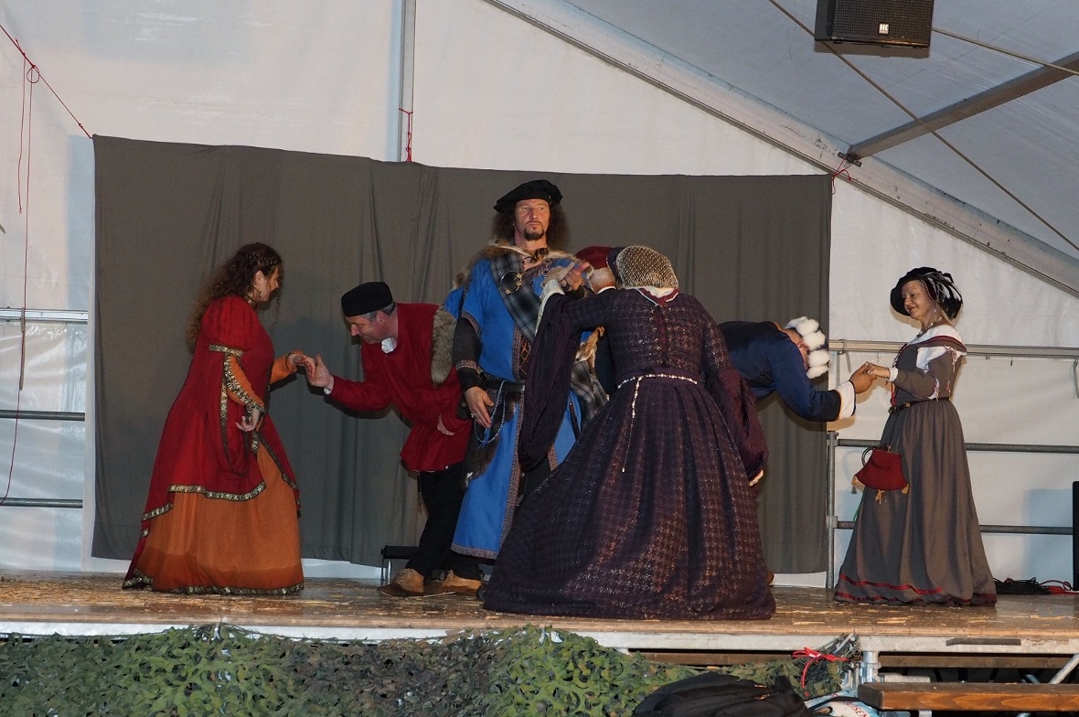 Mitglieder vom Mittelalterverein führten mittelalterliche Tänze vor und forderte...