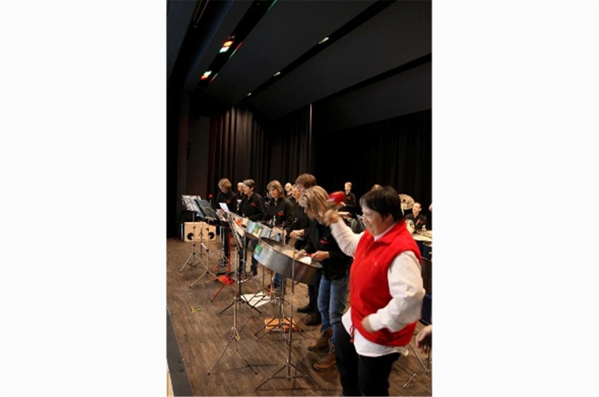 Mitmachen zählt. Die Steelband Saanenland sorgt für Südseeklänge.