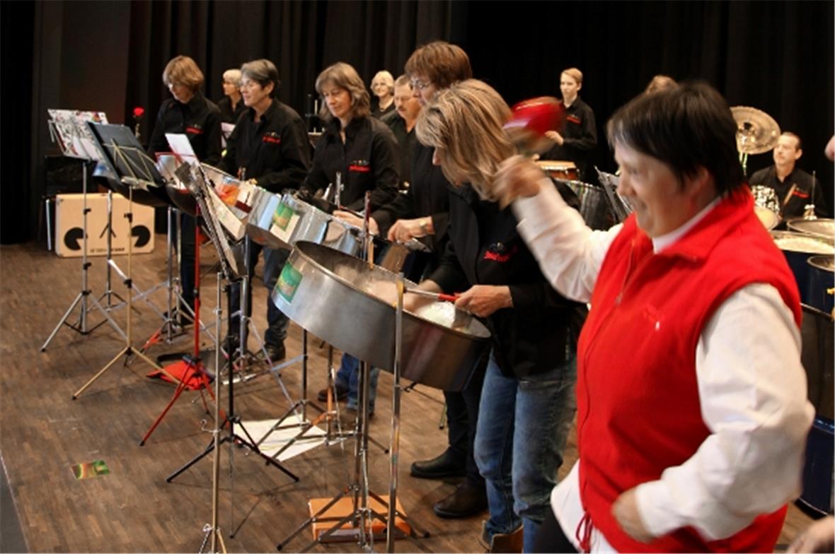 Mitmachen zählt. Die Steelband Saanenland sorgt für Südseeklänge.
