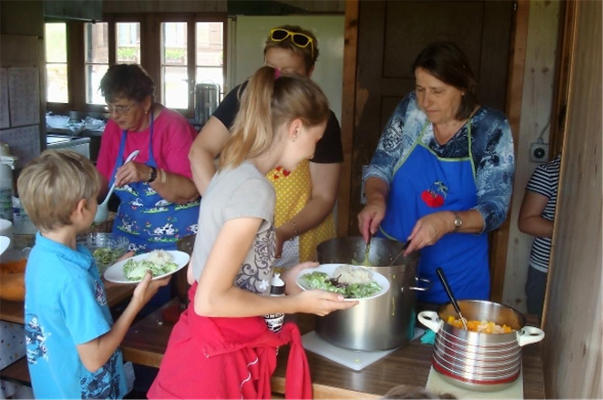 Mittagessen im Ferienlager.